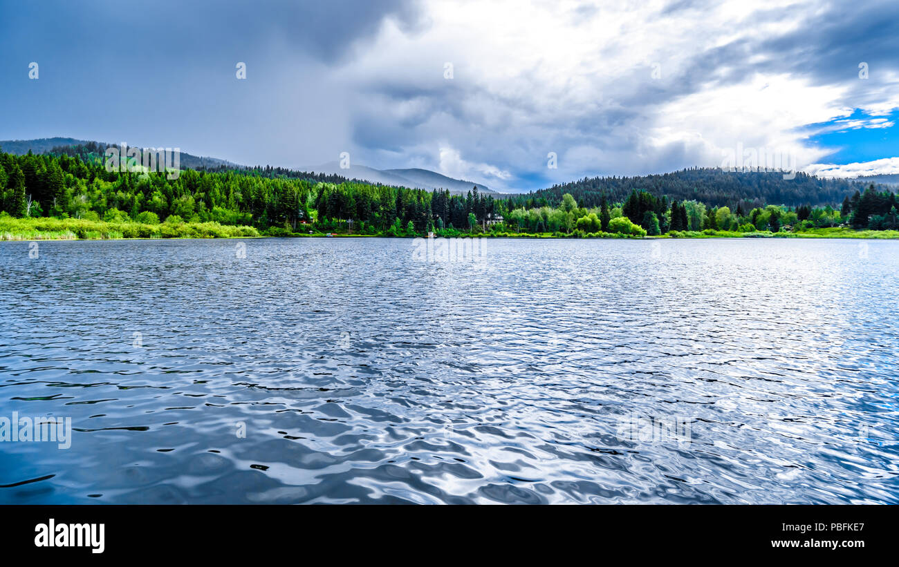 Sombres nuages sur Petit Lac Heffley, un lac de pêche à l'Heffley-Sun Peaks Road dans la région de Shuswap de la Okanagen en Colombie-Britannique, Canada Banque D'Images