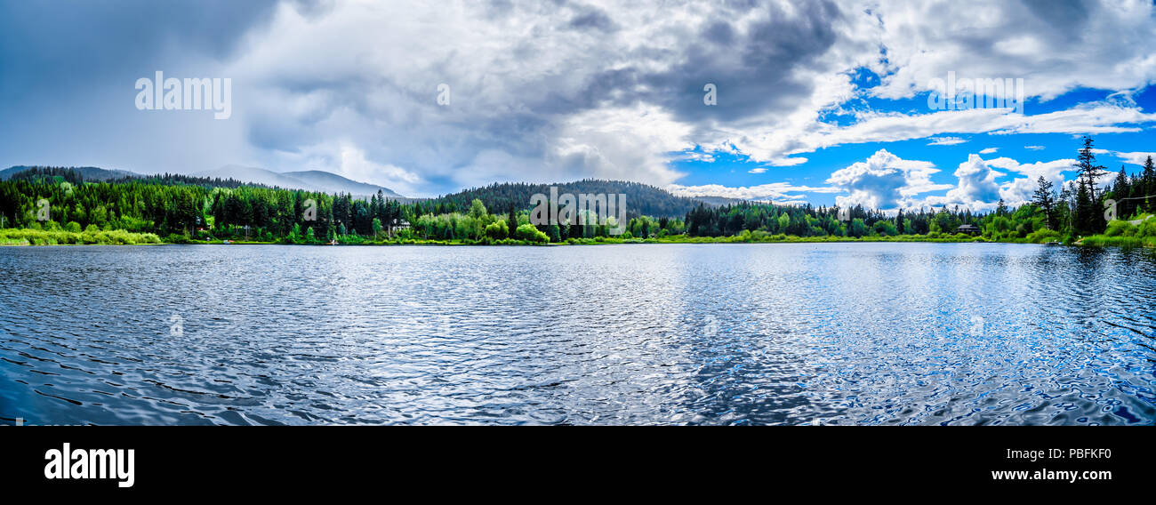 Panorama du Lac Heffley, peu d'un petit lac de pêche à l'Heffley-Sun Peaks Road dans la région de Shuswap de la Okanagen en Colombie-Britannique, Canada Banque D'Images