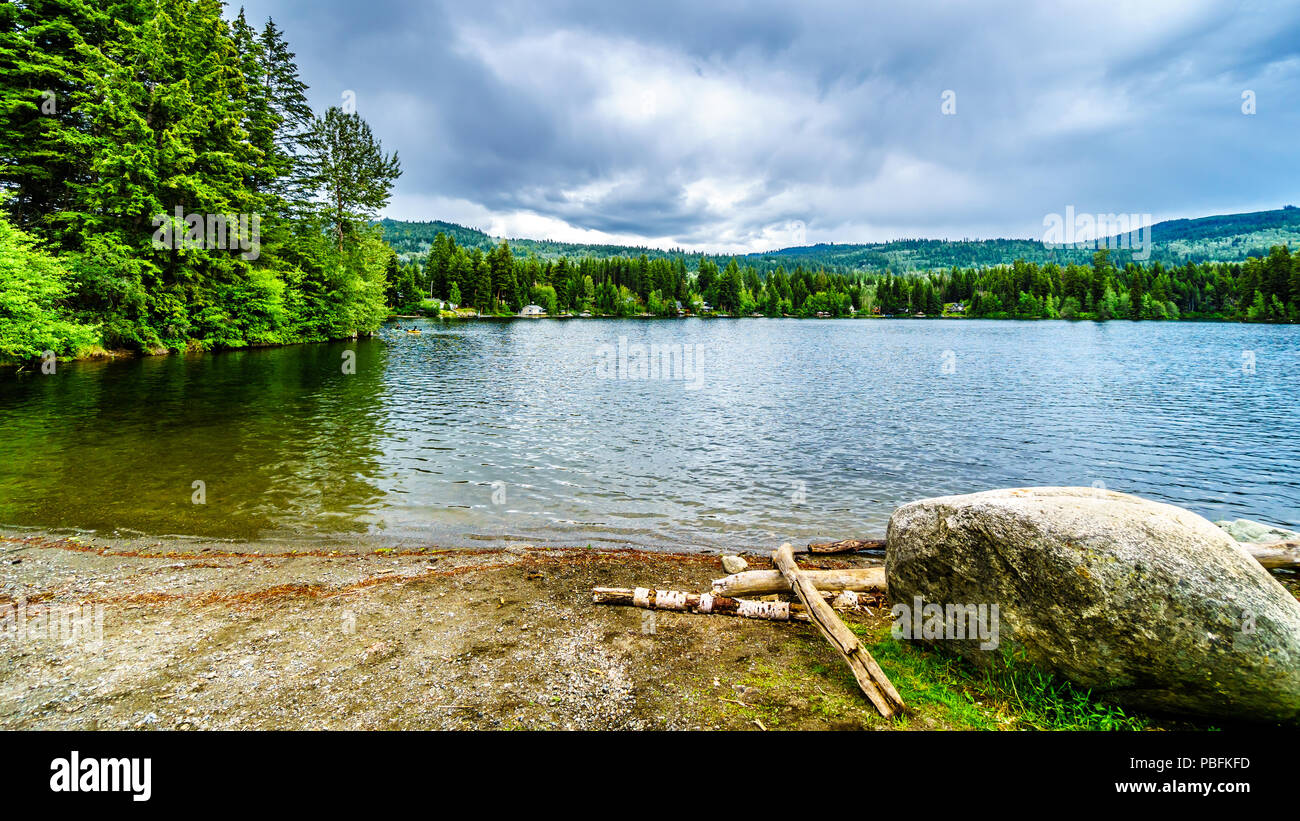 Lac Heffley et les montagnes près de l'Heffley-Sun Peaks Road dans la région de Shuswap de la Okanagen en Colombie-Britannique, Canada Banque D'Images