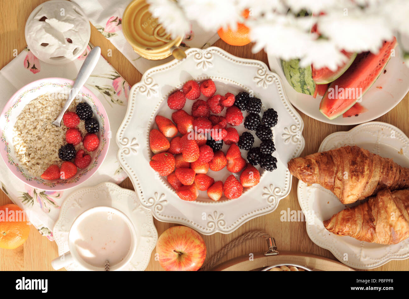 Table avec petit-déjeuner. servi table. Les petits fruits et pâtisseries  pour le petit déjeuner Photo Stock - Alamy