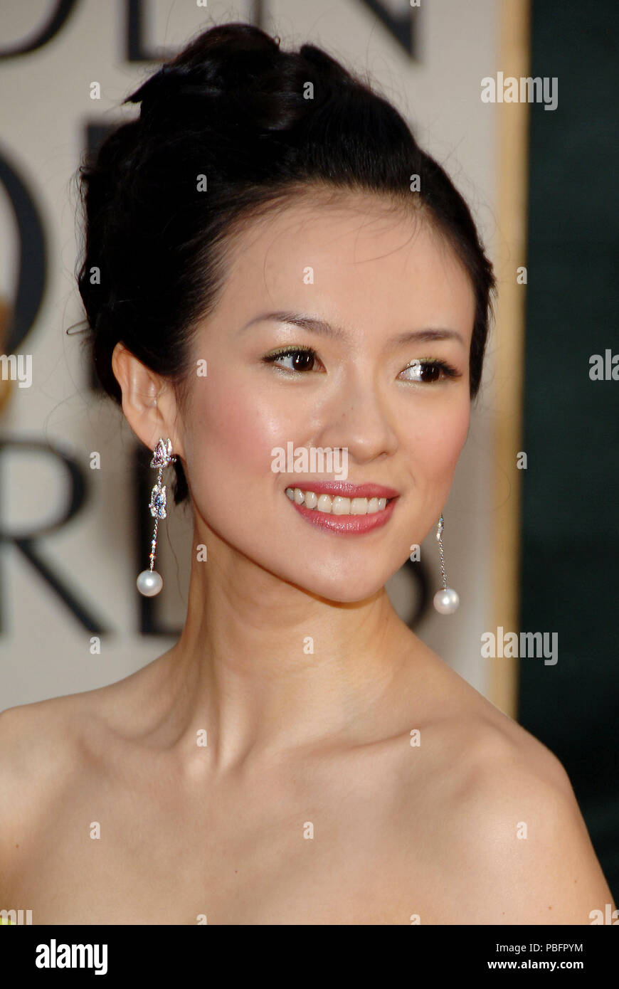 Zhang Ziyi arrivant à la Golden Globe Awards au Beverly Hilton Hotel à Los Angeles. 16 janvier 2006.12 ZhangZiyi327 Red Carpet Event, Vertical, USA, Cinéma, Célébrités, photographie, Bestof, Arts, Culture et divertissement, Célébrités Topix fashion / Vertical, Best of, événement dans la vie d'Hollywood, Californie - Tapis rouge et en backstage, USA, Cinéma, Célébrités, cinéma, télévision, Célébrités célébrités musique, photographie, Arts et culture, Bestof, divertissement, Topix headshot, vertical, une personne, à partir de l'an 2006, enquête tsuni@Gamma-USA.com Banque D'Images
