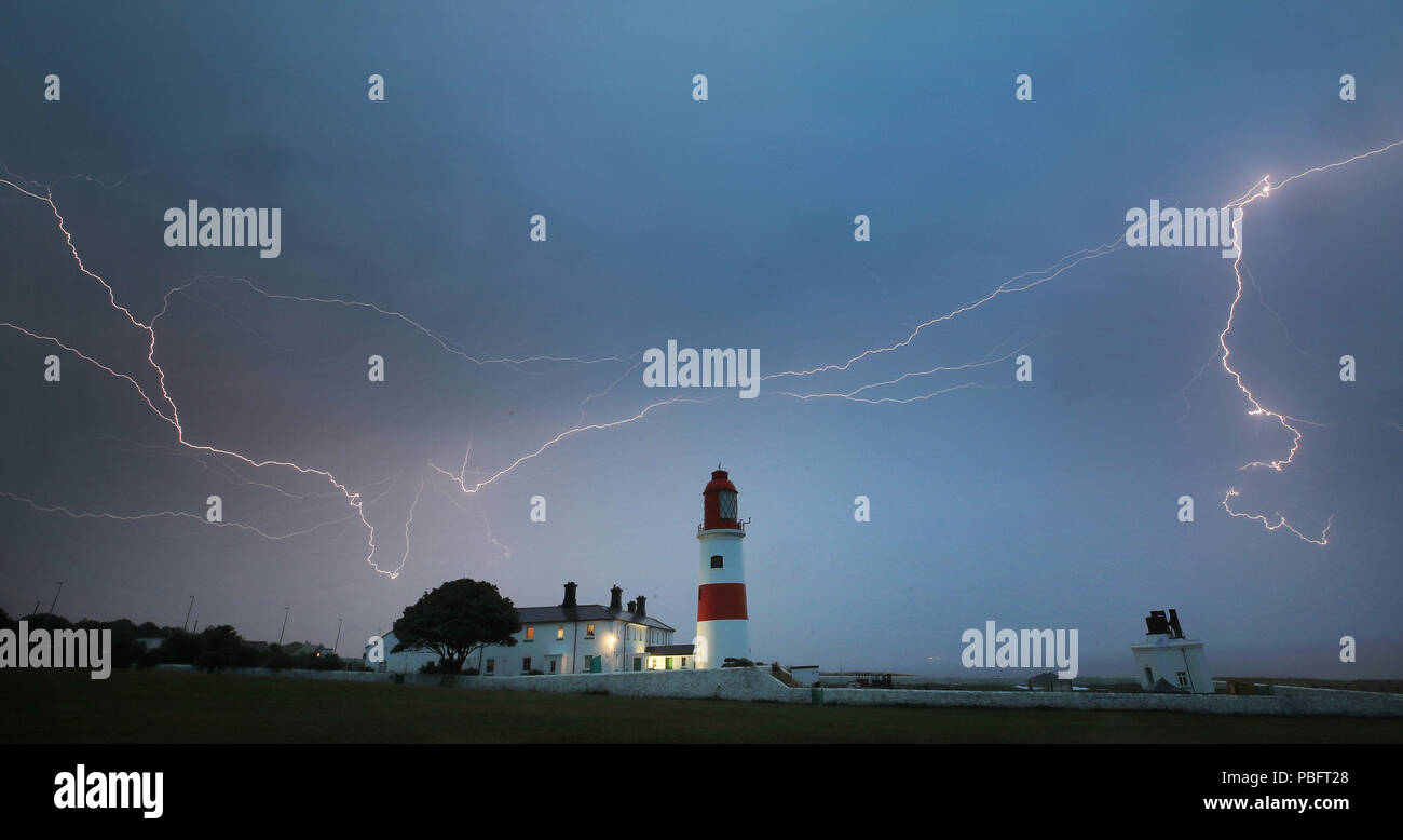 Éclairs sur Souter leuchtturm à South Shields comme de violents orages ont marqué la fin de la canicule au Royaume-Uni le vendredi. Banque D'Images