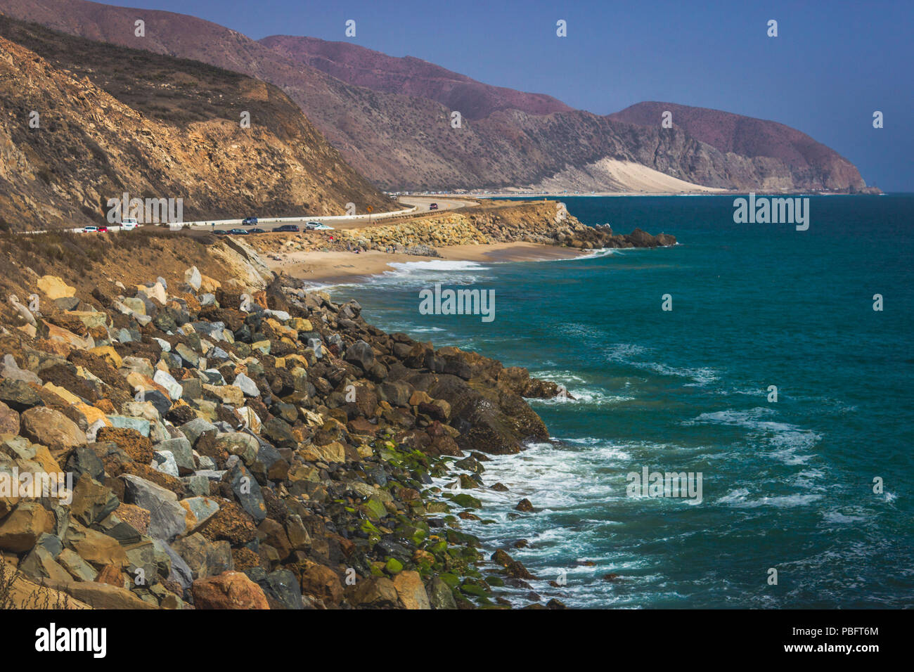 Vue emblématique de la Pacific Coast Highway se faufiler le long de la côte de la Californie du Sud avec les montagnes de Santa Monica sur un côté de la route et du Pacifique O Banque D'Images