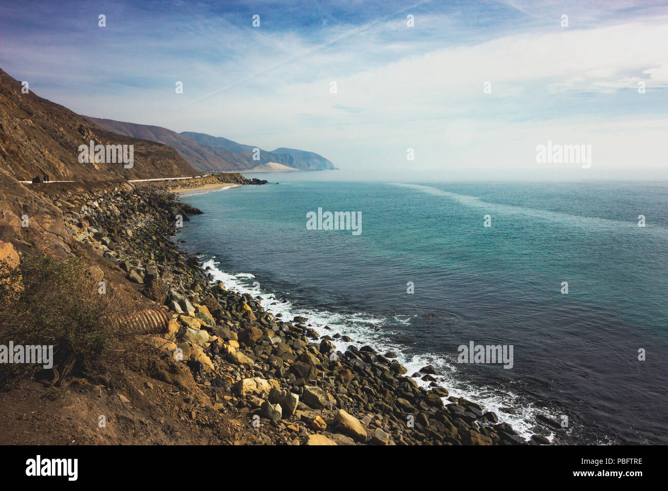 Vue emblématique de la Pacific Coast Highway se faufiler le long de la côte de la Californie du Sud avec les montagnes de Santa Monica sur un côté de la route et du Pacifique O Banque D'Images