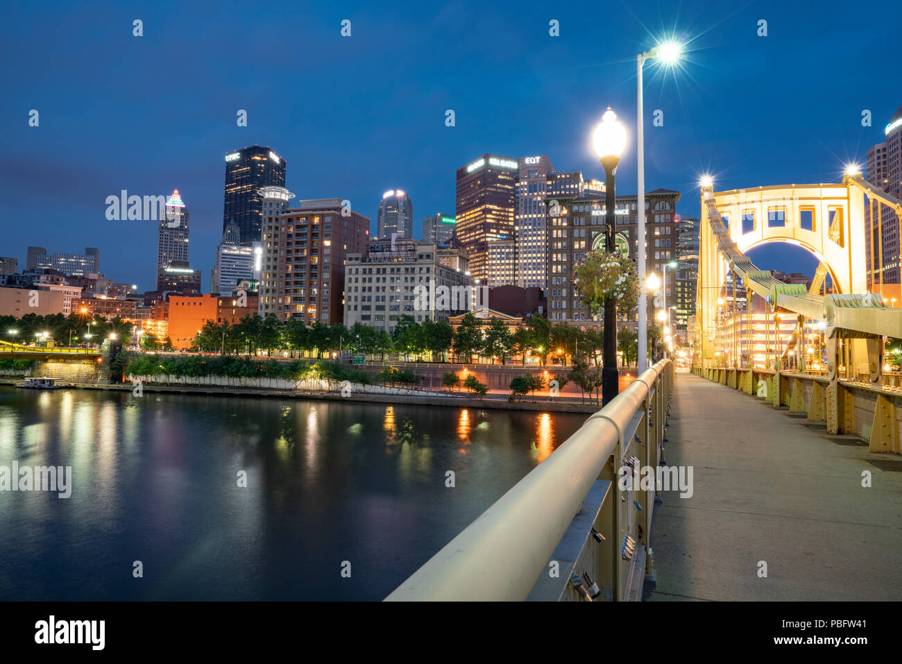 Pittsburgh, Pennsylvanie night skyline le long de la rivière Allegheny du Roberto Clemente Bridge Banque D'Images
