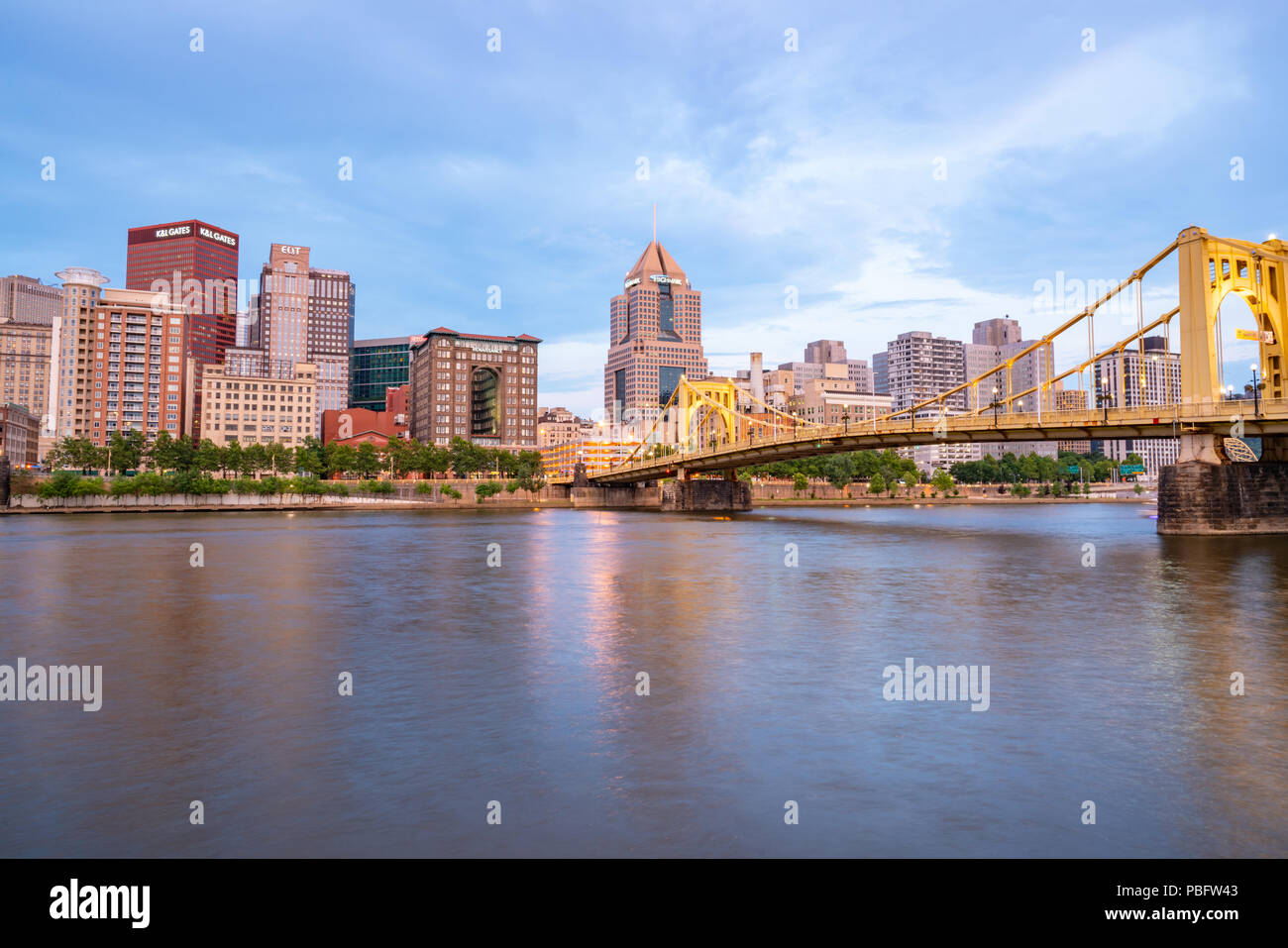 PITTSBURGH, PA - 16 juin 2018 : Pittsburgh, Pennsylvanie skyline le long de la rivière Allegheny à partir de la rive nord du parc Riverfront Banque D'Images