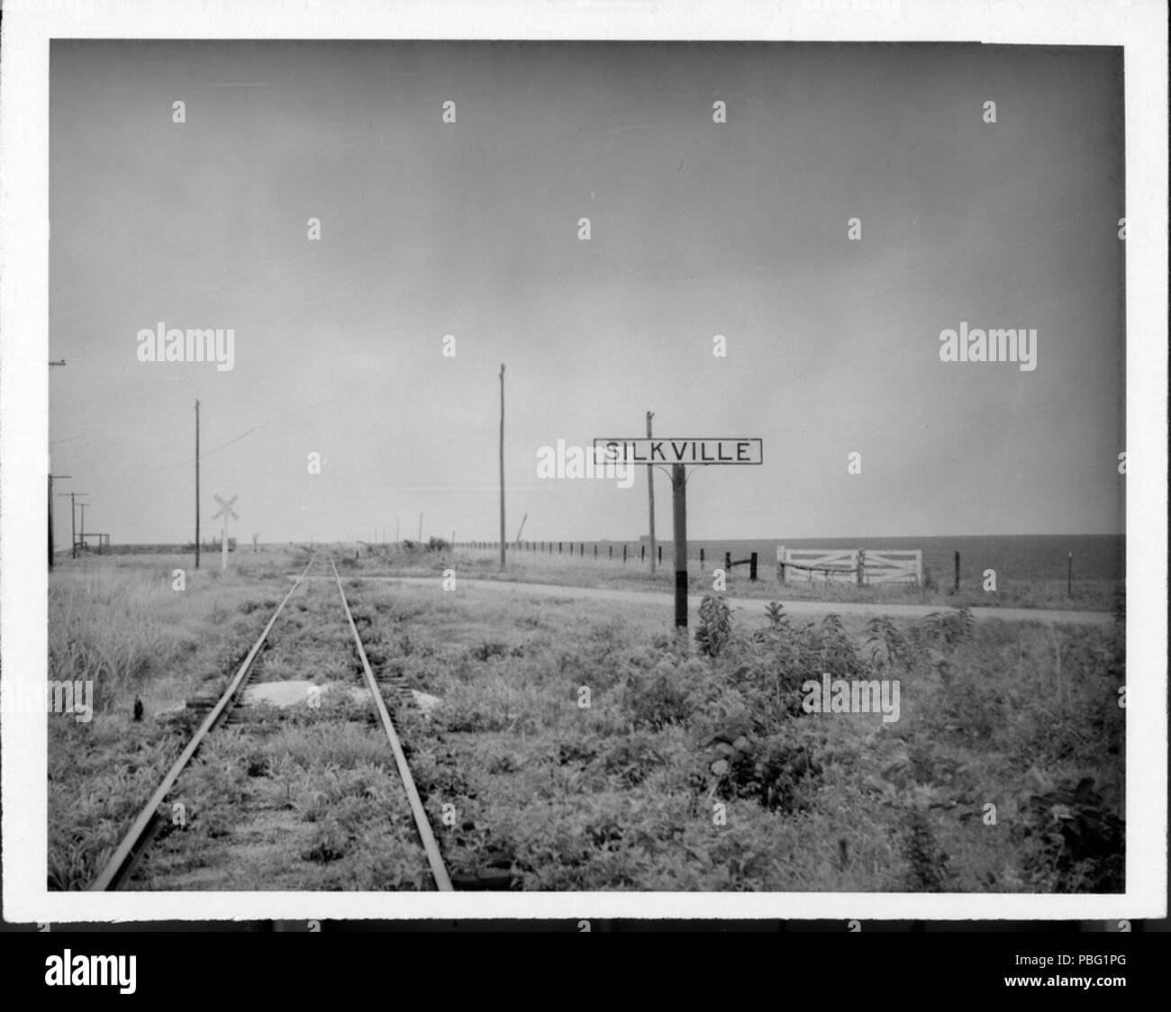 . Anglais : Atchison, Topeka and Santa Fe Railway Company's sign board à Silkville, Kansas. Les pistes et signe sont une partie de la ligne de l'Est, Division de l'Est, district de Burlington. circa 1870-1890 1536 Silkville, Kansas (vers 1870-1890) Banque D'Images