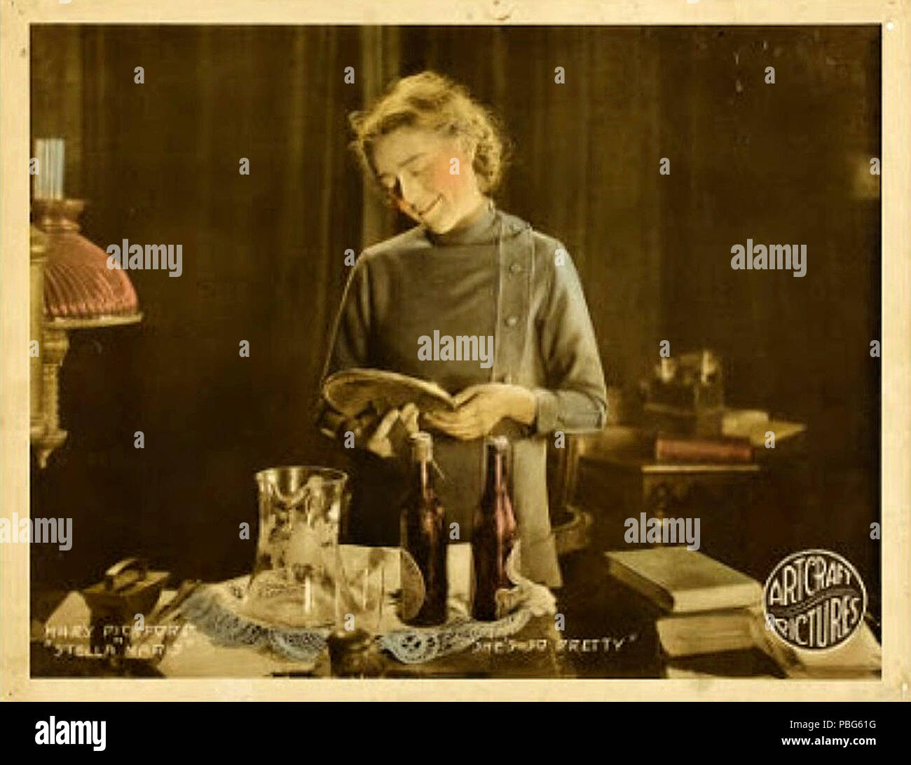. Anglais : Lobby card pour le film américain de 1918 Stella Maris avec Mary Pickford. 1918 1573 carte hall Stella Maris Banque D'Images