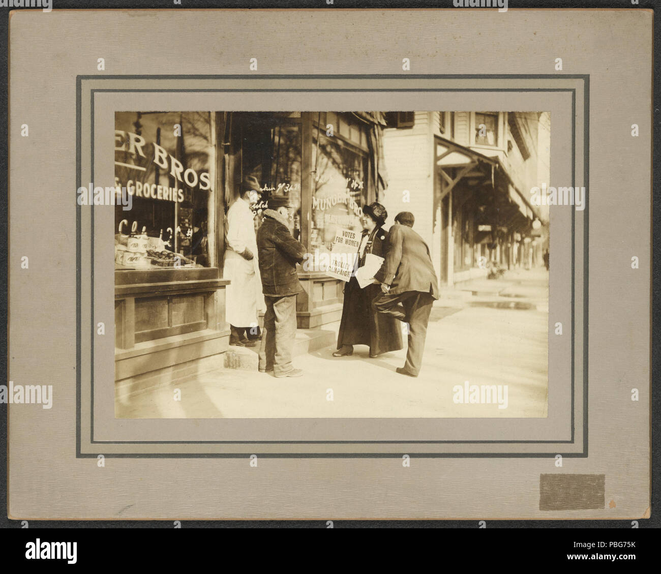 1582 Suffragette sollicitant l'assistance de l'épicier 276012v Banque D'Images