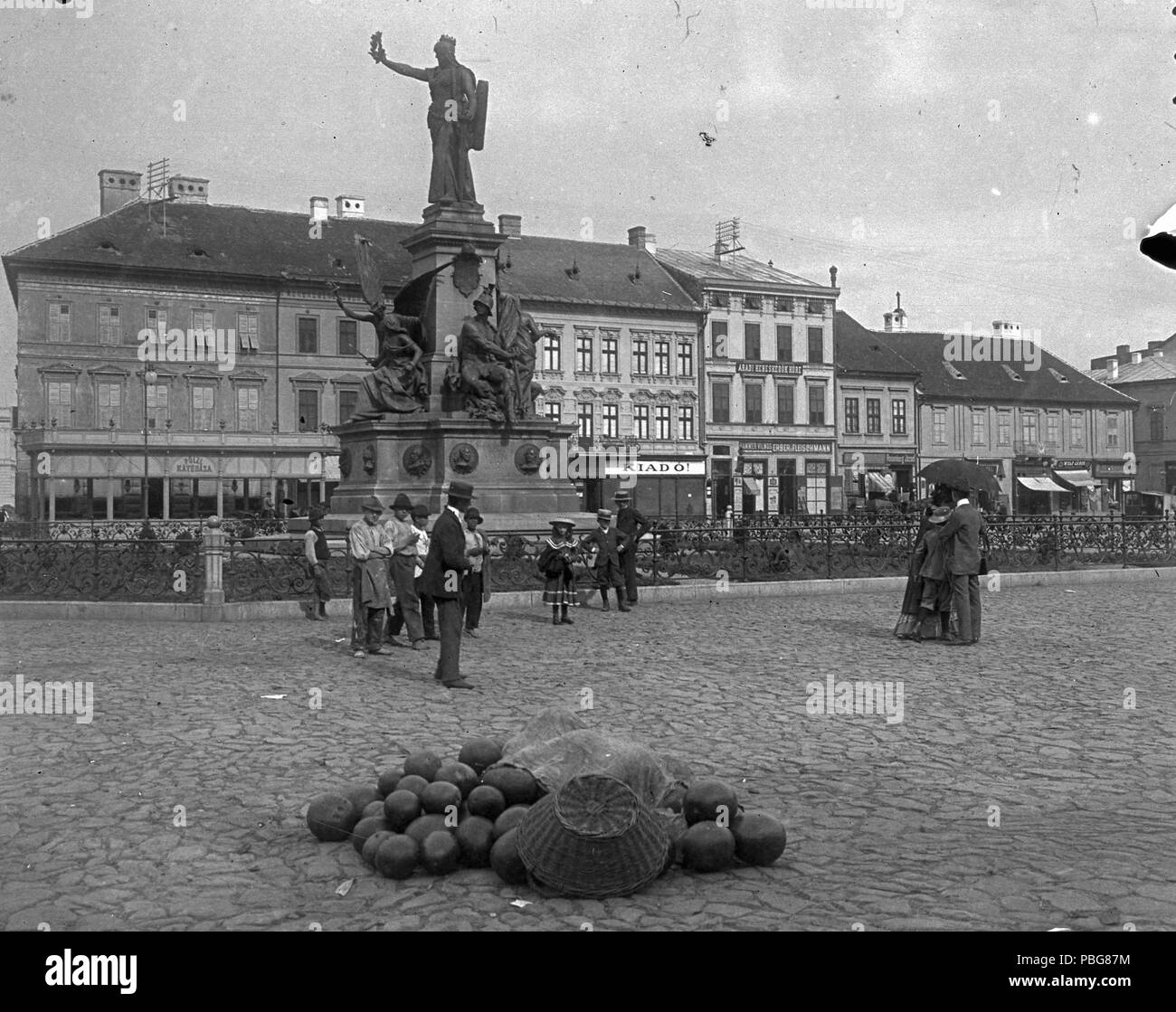 Szabadság tér, 1592-emlékműve vértanúk Aradi (Huszár Adolf és Zala György alkotása). Fortepan 17686 Banque D'Images