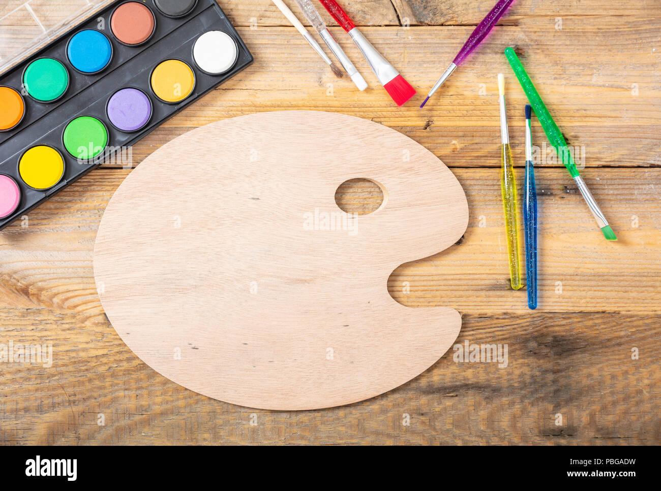 Vue de dessus de la palette colorée d'aquarelle et de pinceau gros plan sur  la table en bois, retour à l'école, mise au point sélective, effet de bruit  Photo Stock - Alamy