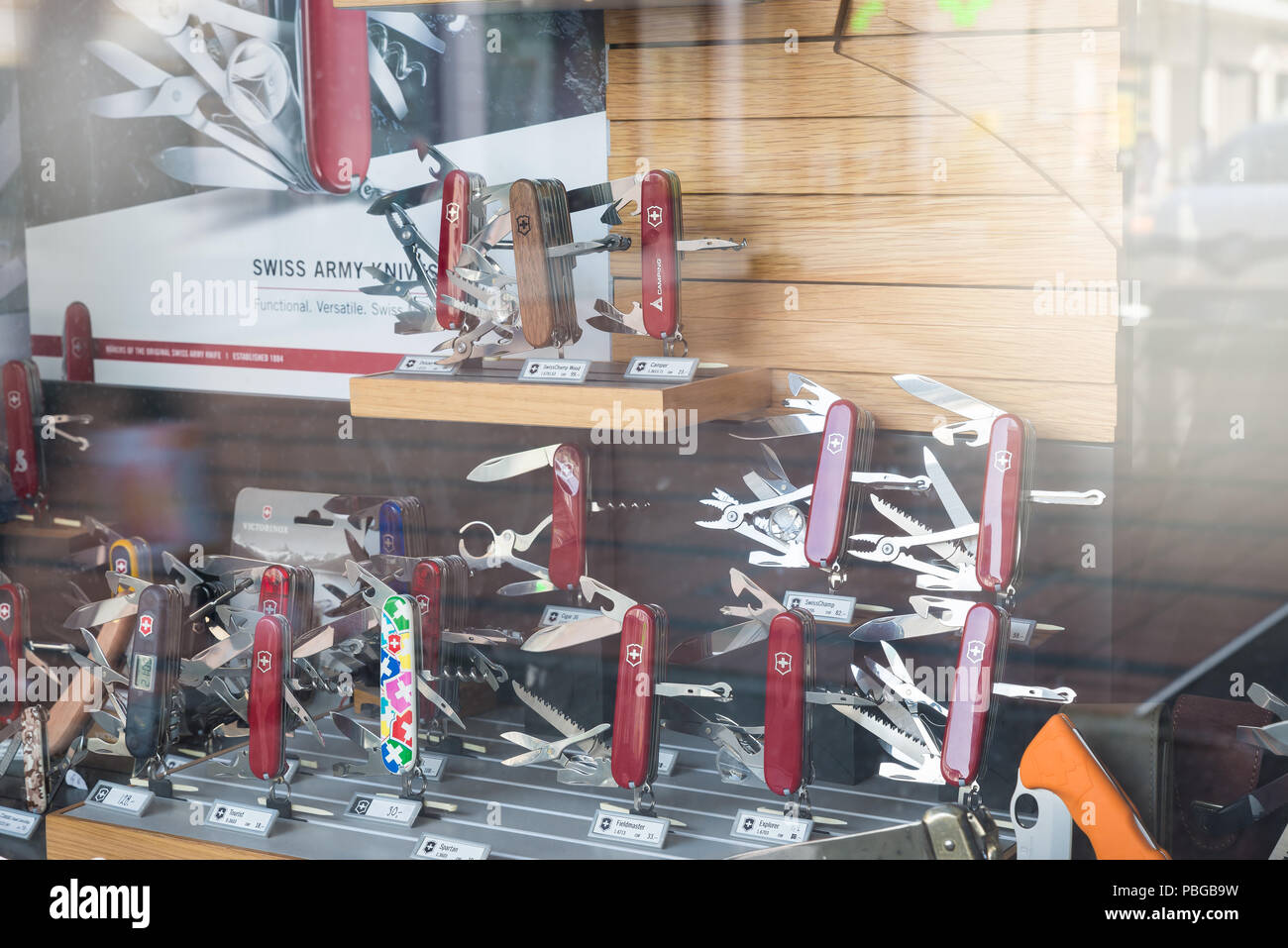 Swiss knife shop ; couteaux multifonction avec de nombreux outils Banque D'Images