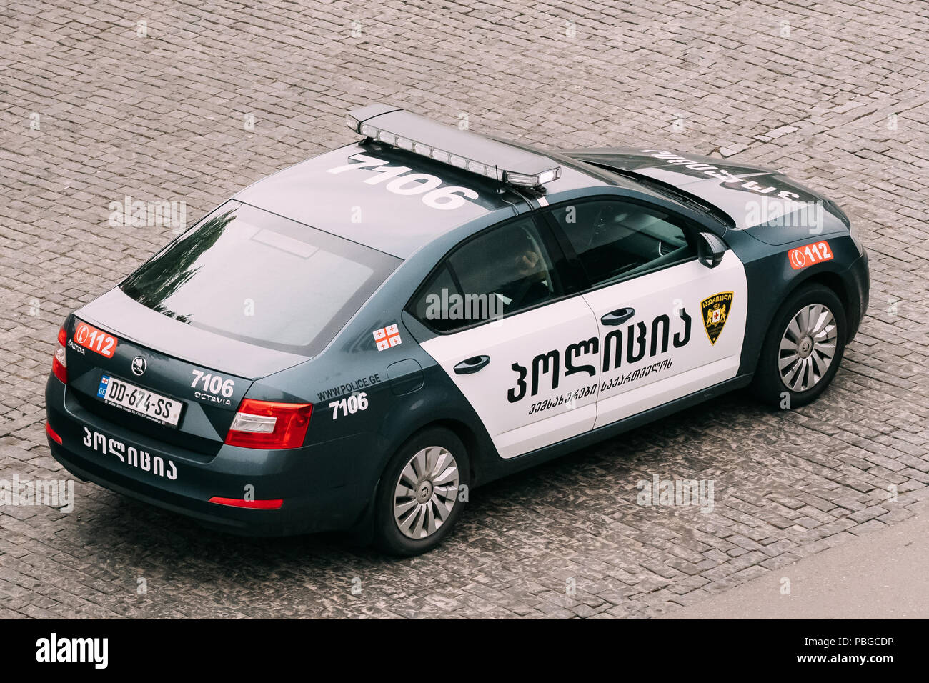 Tbilissi, Géorgie - 21 octobre 2016 : la police de la route en voiture Skoda Octavia town square Banque D'Images