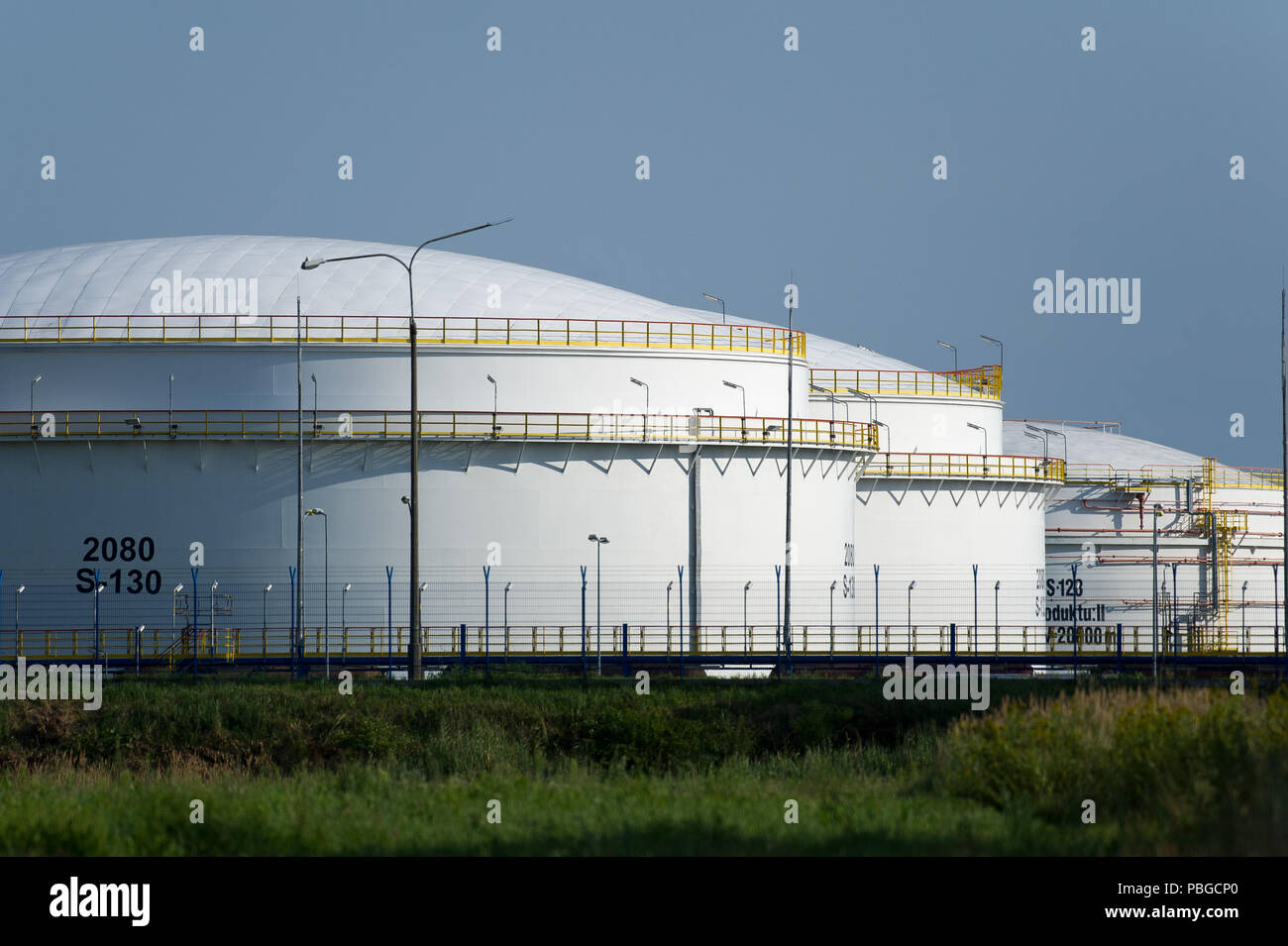 Les réservoirs de stockage de pétrole dans la région de Gdansk, Pologne 22 juillet 2018 © Wojciech Strozyk / Alamy Stock Photo Banque D'Images