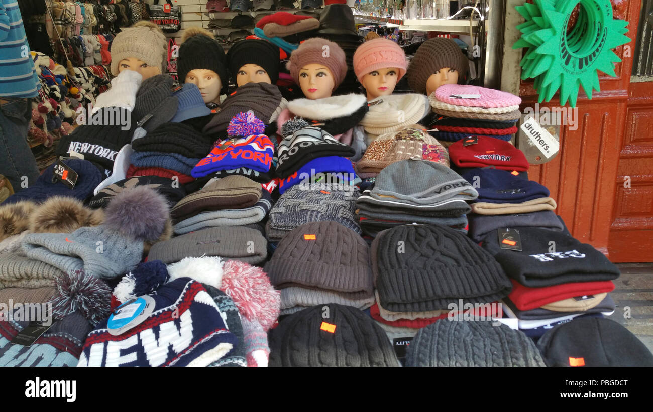 Magasin de vêtements à Chinatown, New York, avec des têtes de mannequin affichant la marchandise Banque D'Images