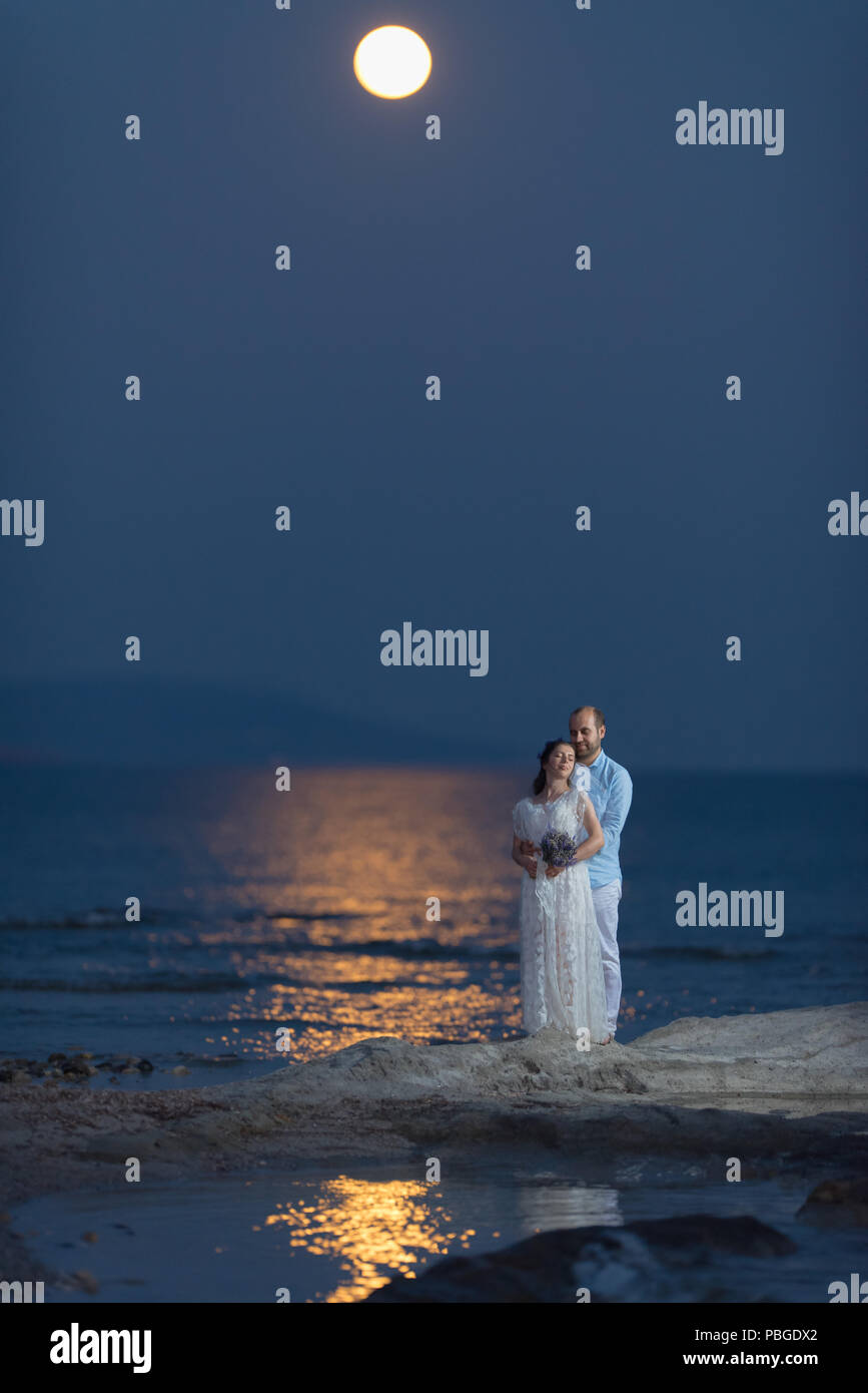 Mariée et le marié sous la pleine lune, mariés sous le clair de lune, la plupart des photos de mariage romantique Banque D'Images