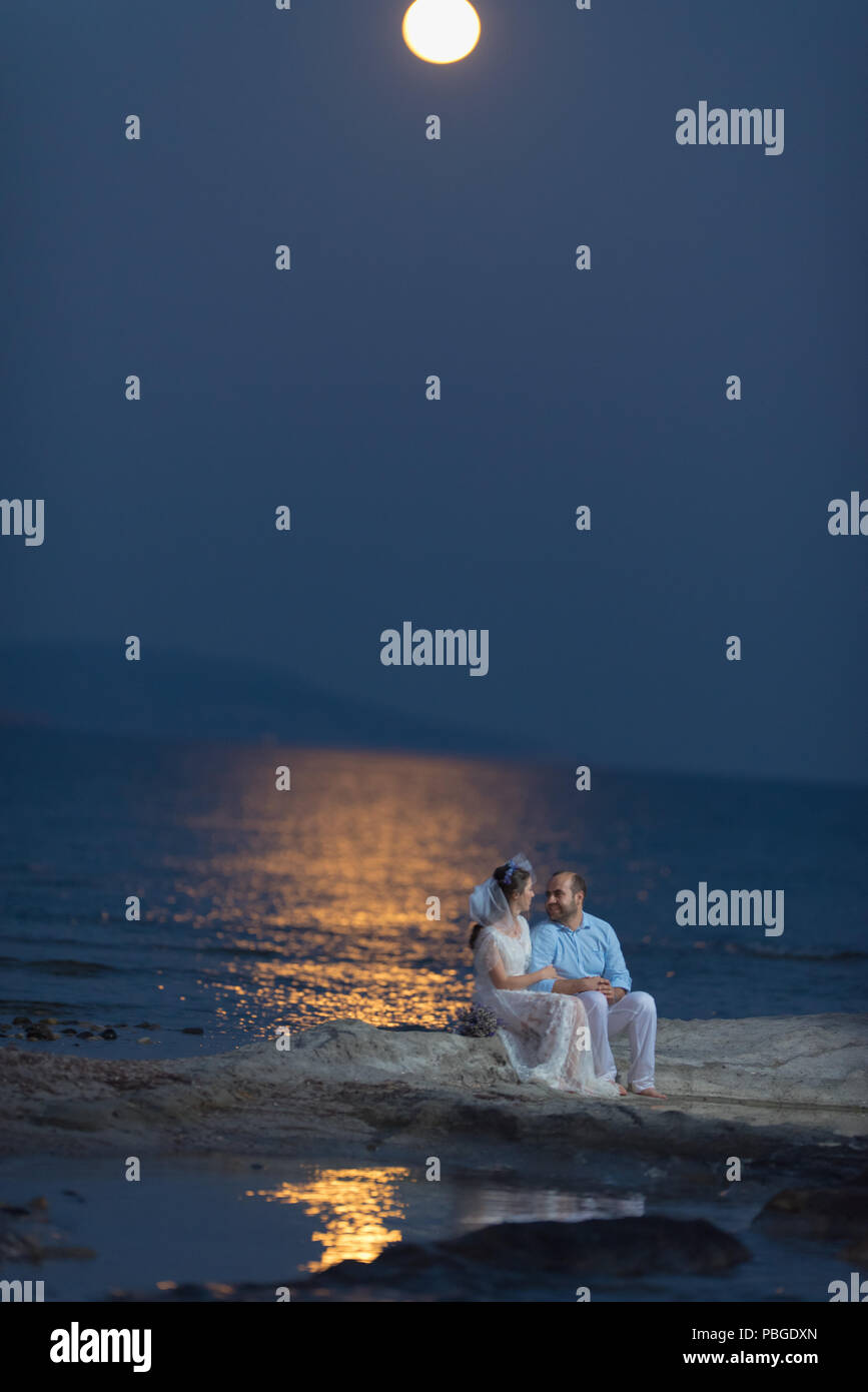 Mariée et le marié sous la pleine lune, mariés sous le clair de lune, la plupart des photos de mariage romantique Banque D'Images