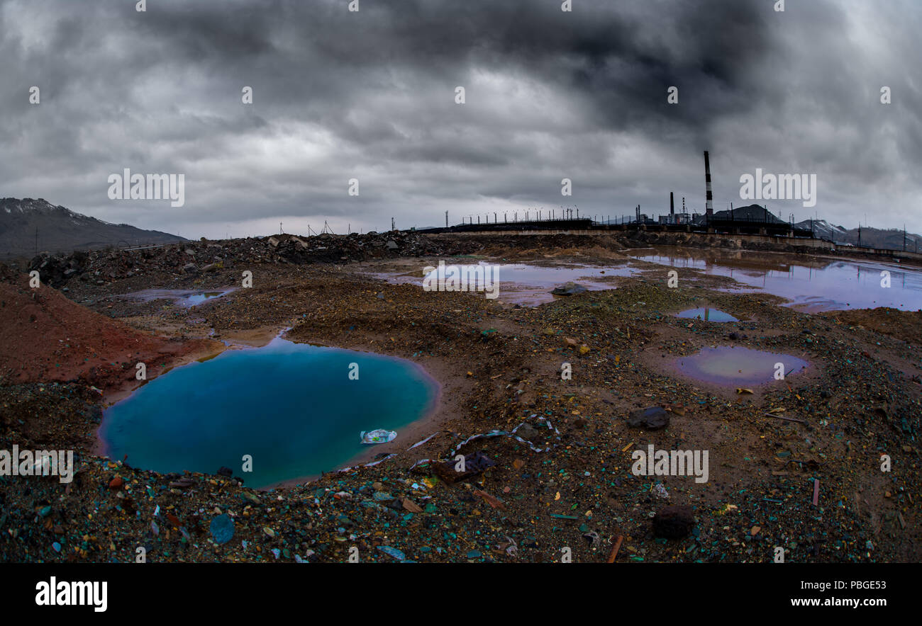 La pollution du paysage de l'environnement de l'émission d'installations industrielles, Karabash ville ; la Russie Banque D'Images