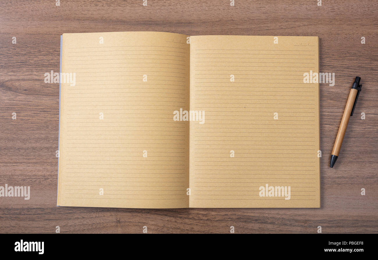 Ouvrez l'ordinateur portable de l'école vide ou de journal et un stylo, démodé, le bureau en bois, de l'espace pour texte, vue d'en haut Banque D'Images