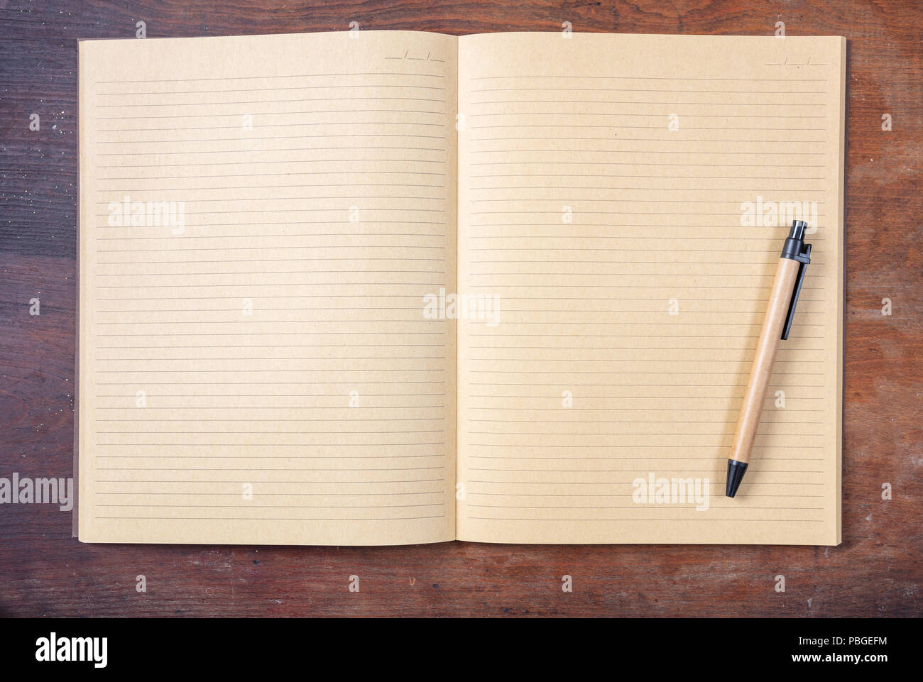 Ouvrez l'ordinateur portable de l'école vide ou de journal et un stylo, démodé, le bureau en bois, de l'espace pour texte, vue d'en haut Banque D'Images