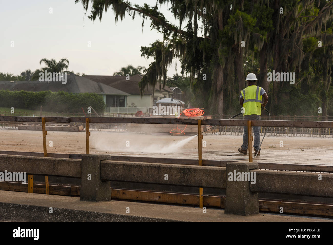 Homme noir lavage sous pression un chemin de béton à base de Lake County, Floride Banque D'Images