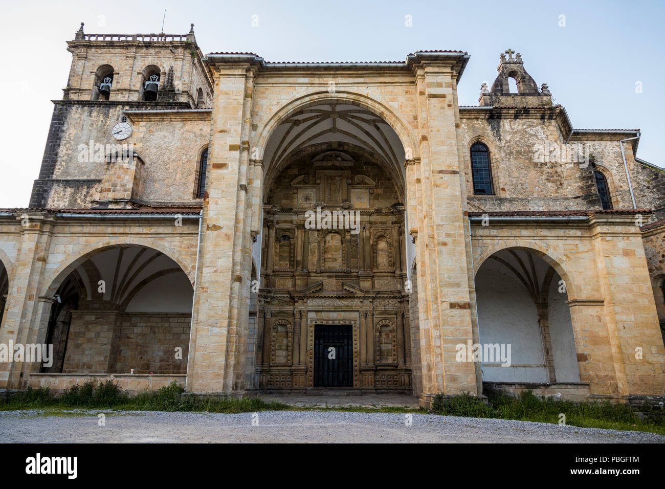 Guriezo, Espagne. La Iglesia de San Vicente de la Maza, une église du 16ème siècle dans la ville de Rioseco en Cantabrie Banque D'Images