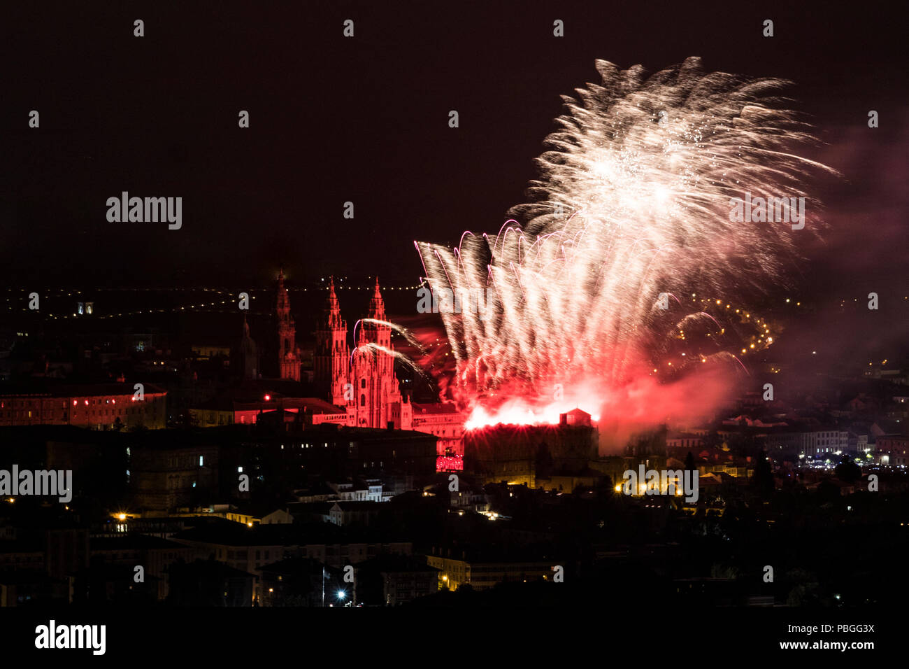 Santiago de Compostela, Espagne. D'artifice au-dessus de la cathédrale de Saint Jacques en l'honneur de la journée de festival 2018 St James (Dia del Apostol) dans Banque D'Images