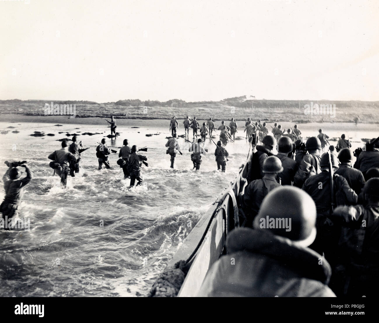 Marines wade thru surfez pour aider avec l'occupation du Japon - 15 octobre 1945 peut-être Banque D'Images