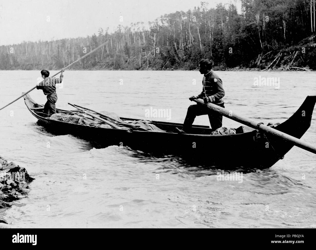 Poling indiens jusqu'la rivière Skeena en Colombie-Britannique, 1900-1930 Banque D'Images