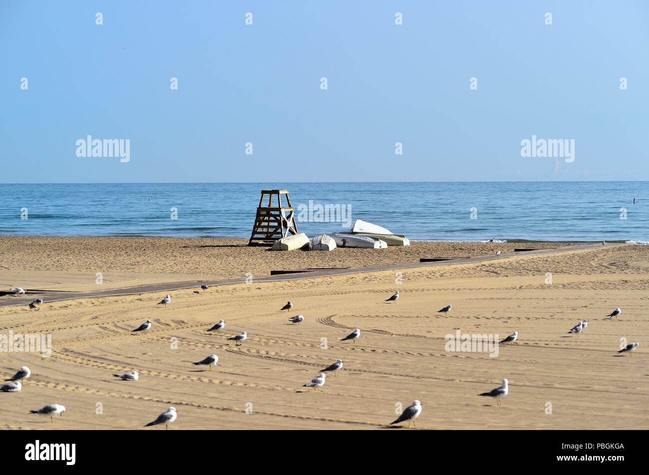 Chicago, Illinois, USA. Une étendue de sable vide habité seulement par les mouettes et une vie station de la Garde côtière canadienne de Hollywood Beach, alias Kathy Osterman Beach). Banque D'Images