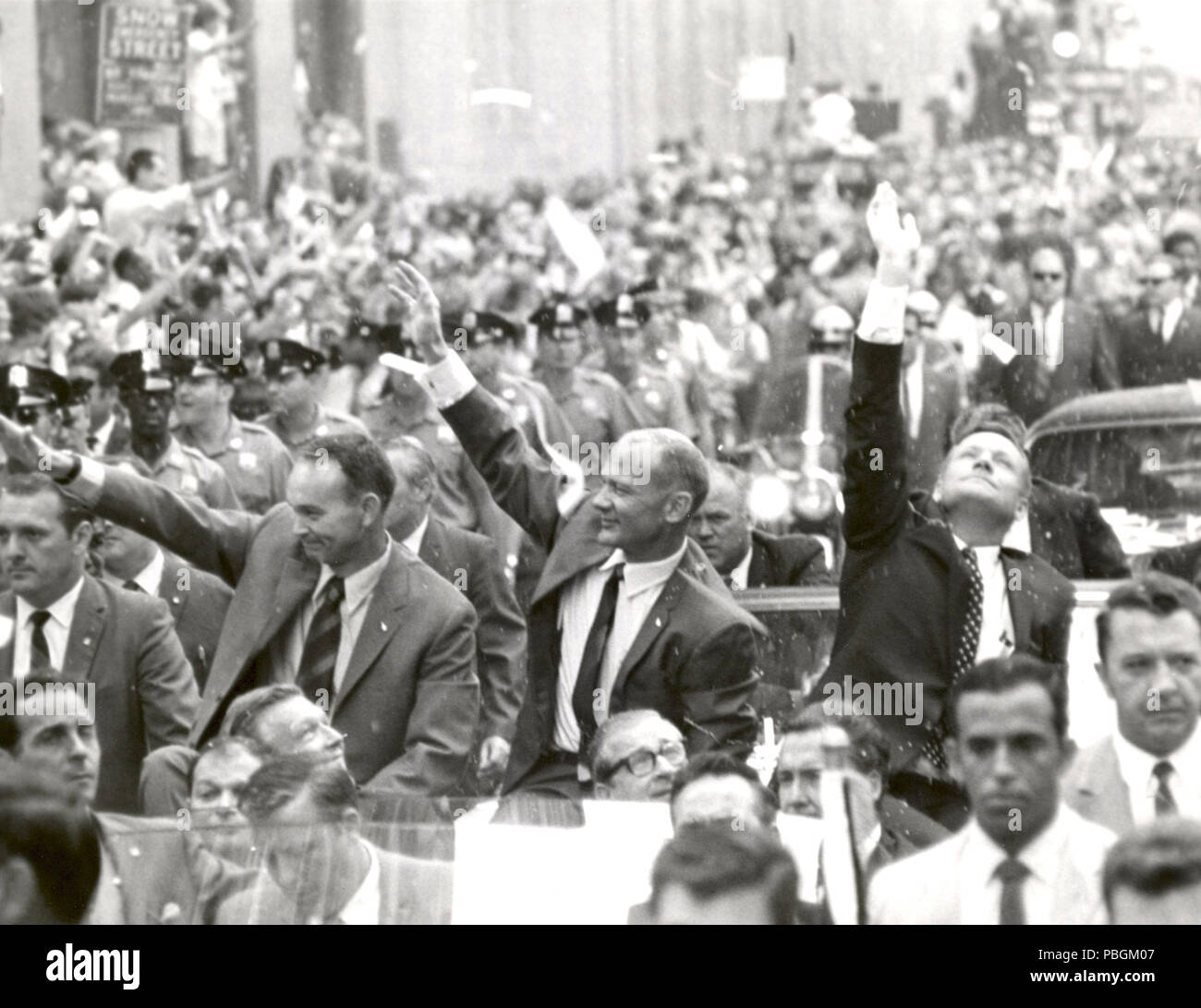 (13 août 1969) New York City accueille les trois astronautes d'Apollo 11, Neil A. Armstrong, Michael Collins et Buzz Aldrin, Jr., dans une averse de pluie de serpentins sur Broadway et Park Avenue Banque D'Images