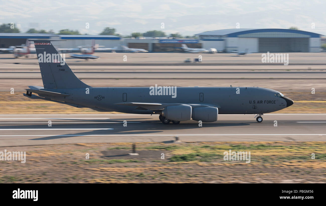 Un KC-135R à partir de la 155e Escadre de ravitaillement en vol de l'Ohio Air National Guard décolle à Gowen Field le 27 juillet 2018. Le ravitaillement aérien soutenait le 122e Escadron de chasse de la 159e Escadre de chasse, la Louisiane Air National Guard, qui participait à l'entraînement au combat aérien dissemblables avec un-10Cs à partir de la 124e Escadre de chasse's 190th Fighter Squadron. (U.S. Air National Guard photo de Tech. Le Sgt. John Winn) Banque D'Images