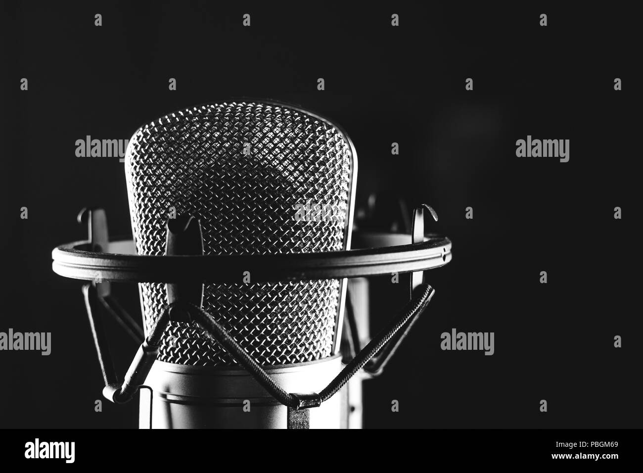 Microphone à condensateur de Studio Professionnel sur fond noir Banque D'Images