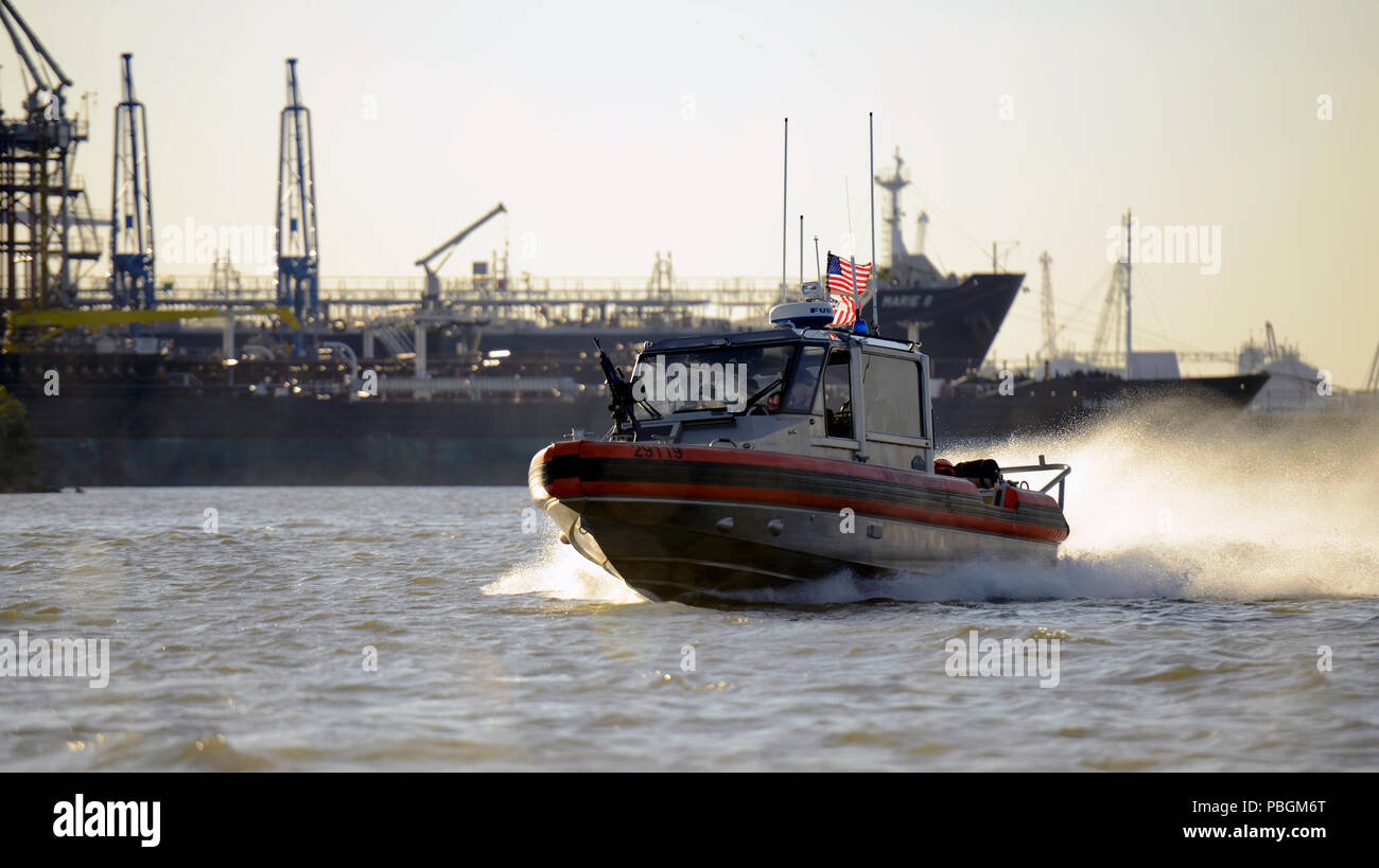 Un bateau de l'équipage de la station de la Garde côtière canadienne Houston effectue des formation en application de la loi sur les 29 pieds Bateau-petite réponse le 22 mars 2018 dans le Houston Ship Channel près de Kemah, Texas. La formation d'assurer l'application des lois les membres à maintenir l'état de préparation opérationnelle. U.S. Coast Guard photo de Maître de 3e classe Johanna Strickland. Banque D'Images