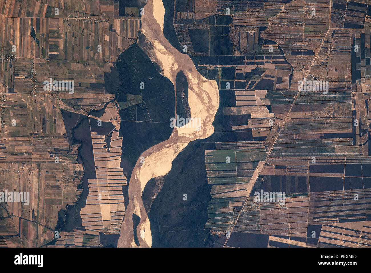 Image satellite de la NASA de Rio Grande river et motif géométrique des champs cultivés, la Bolivie, l'Amérique du Sud Banque D'Images