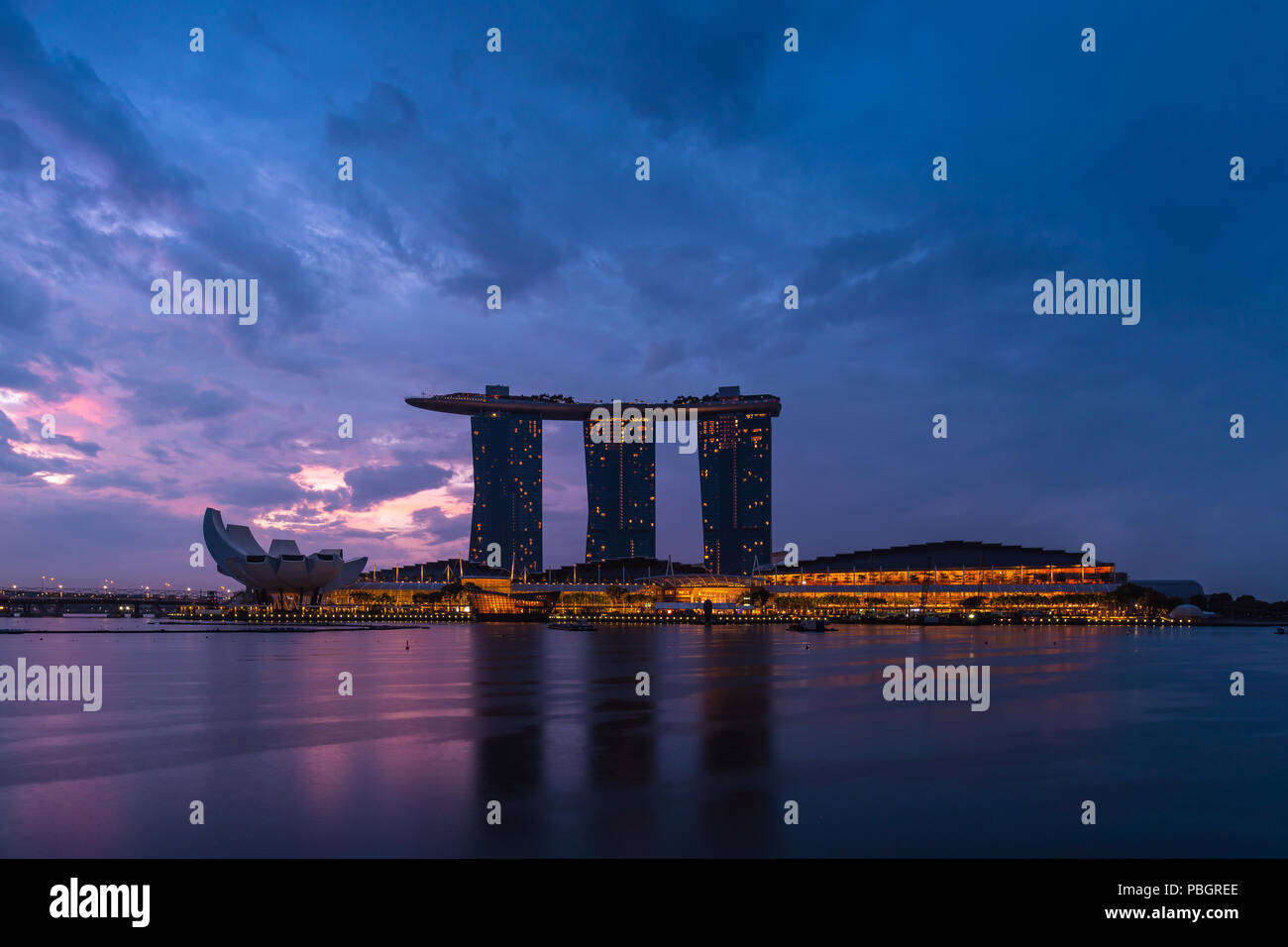 Marina Bay Sands cityscape view avant le lever du soleil. Banque D'Images