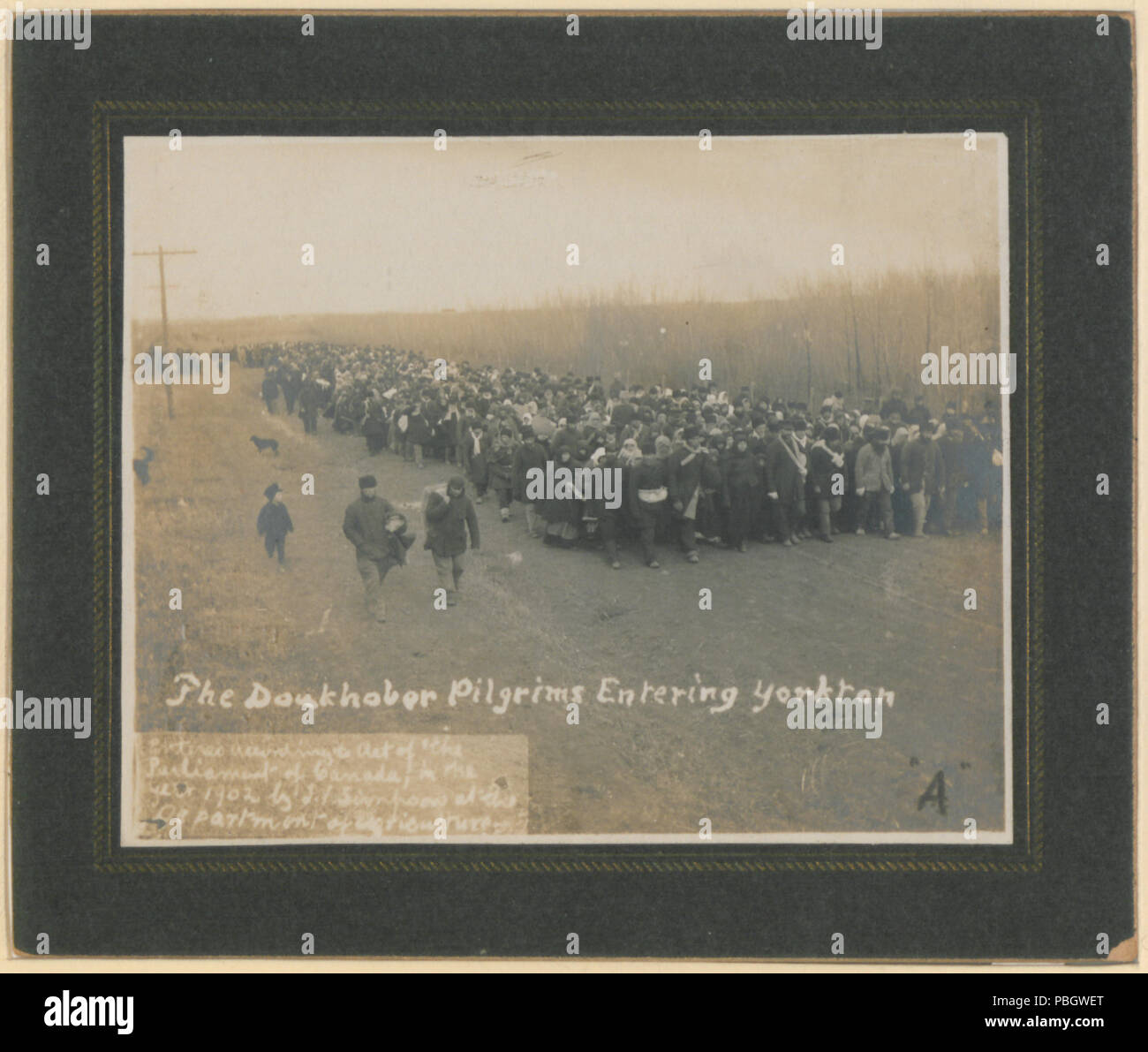1630 Les Pèlerins doukhobors entrant Yorkton (HS85-10-13519) Banque D'Images