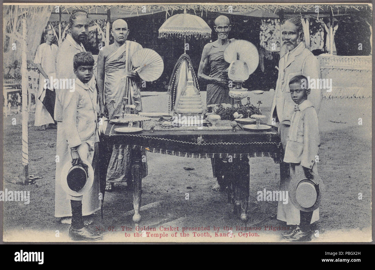 1639 Le cercueil d'or présenté par les Birmans, les pèlerins à la Temple de la dent, Kandy, Sri Lanka (NYPL Hadès-2359857-4044622) Banque D'Images