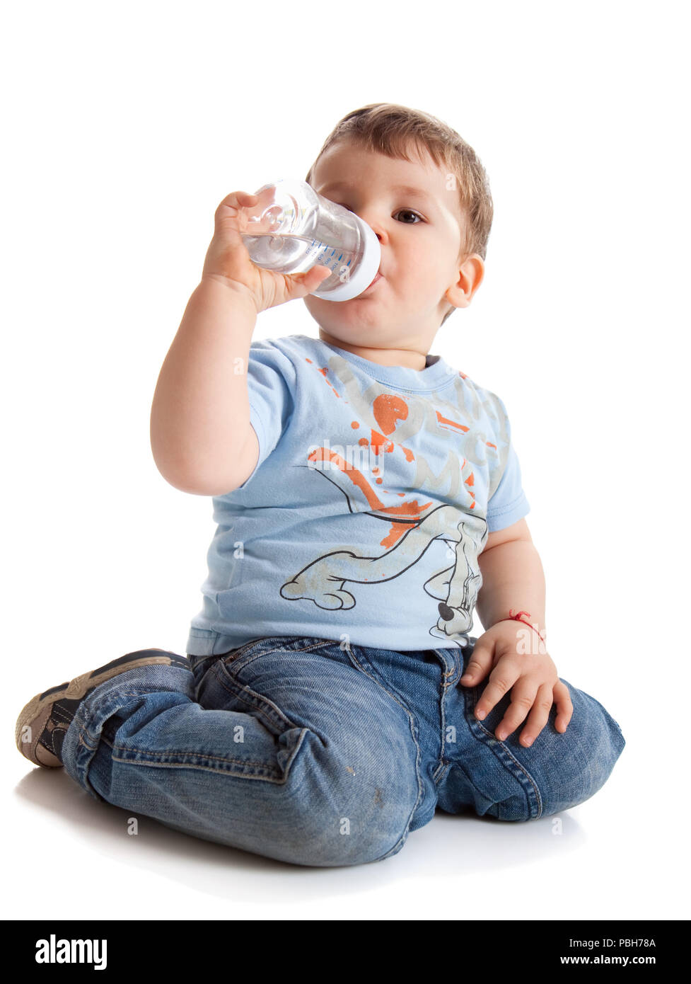 Un beau bébé est l'eau potable, studio shot Banque D'Images