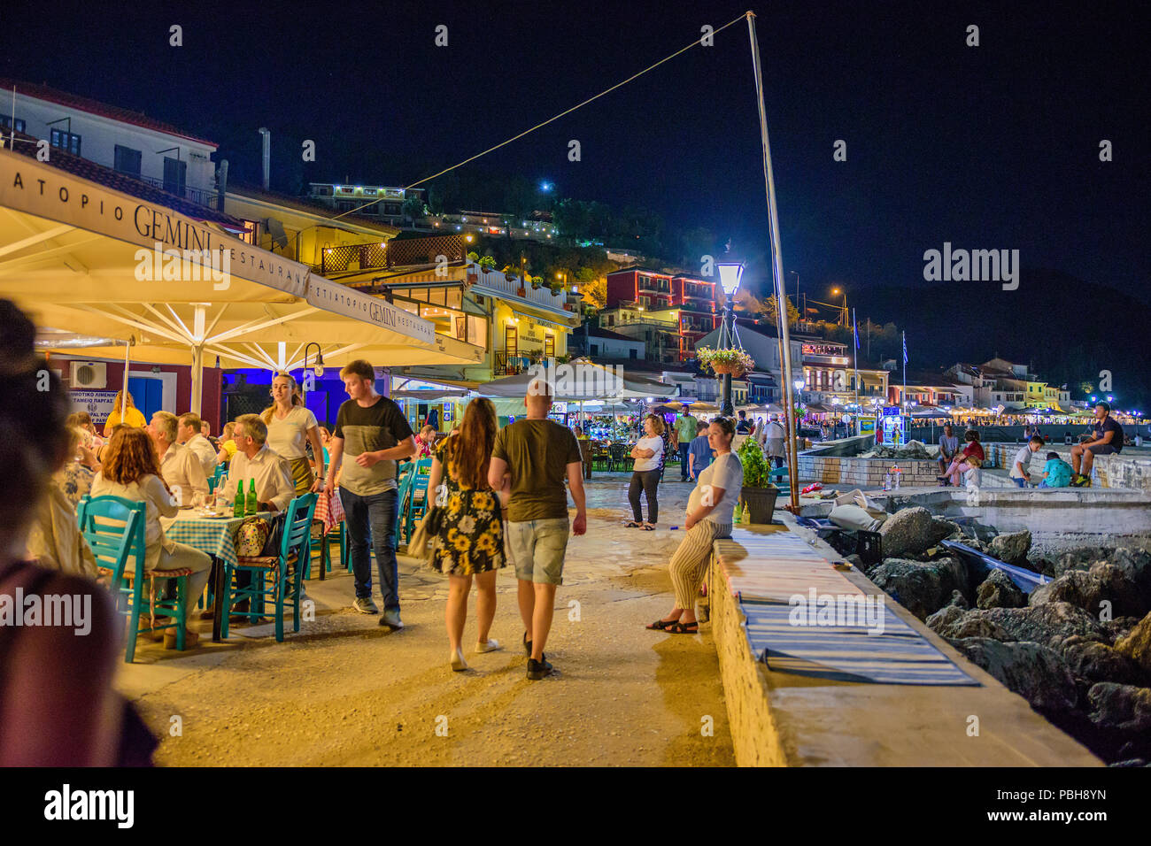 La magnifique ville côtière de Parga dans la nuit. Les touristes et les visiteurs à pied à travers la côte à côté du magnifique décoré de boutiques et de restaurants. Parga Banque D'Images