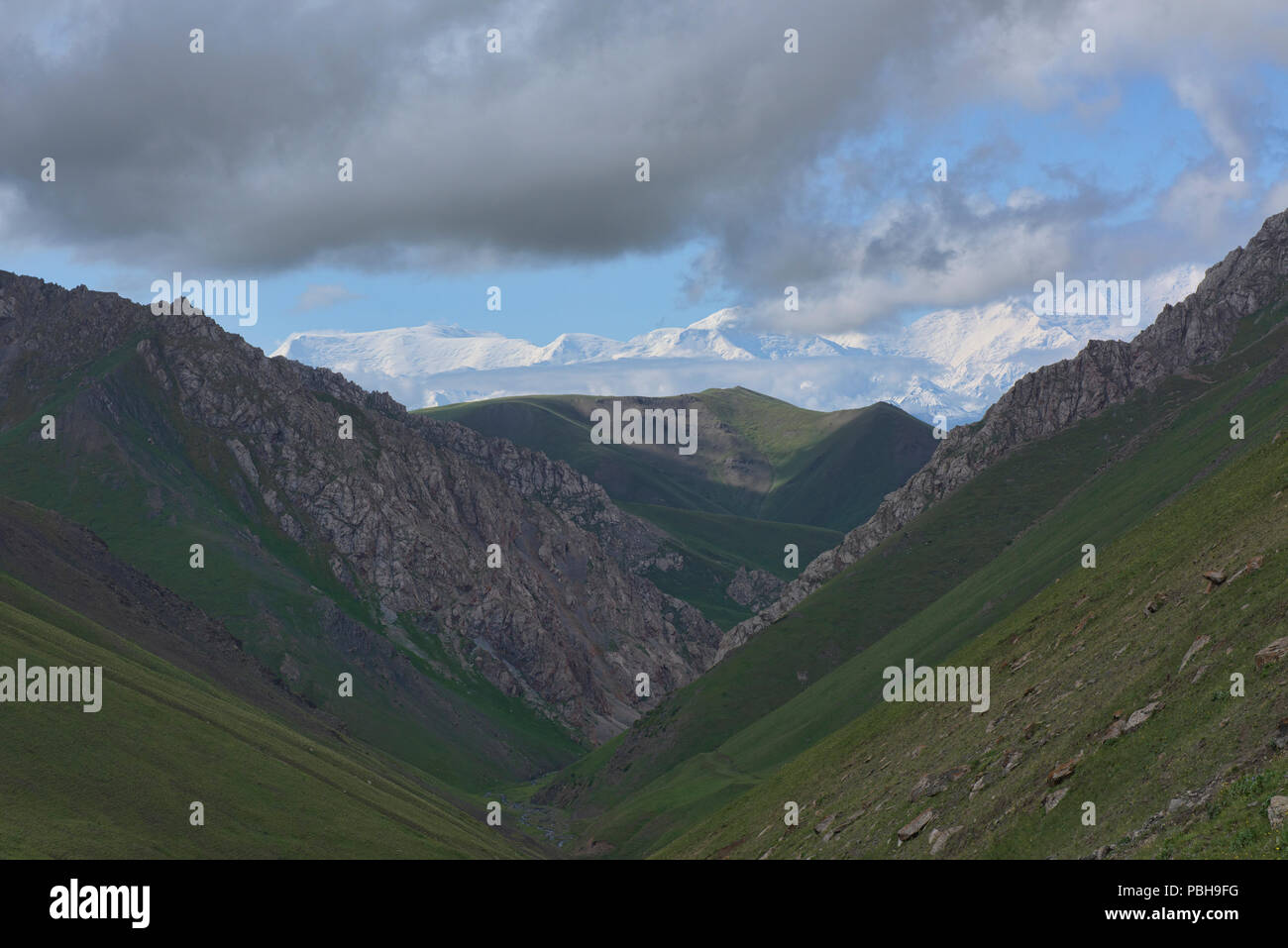Voir de 7 000 mètres et le pic Lénine sur l'épique haut Pamir Alay, route de l'Alay, Kirghizistan Banque D'Images