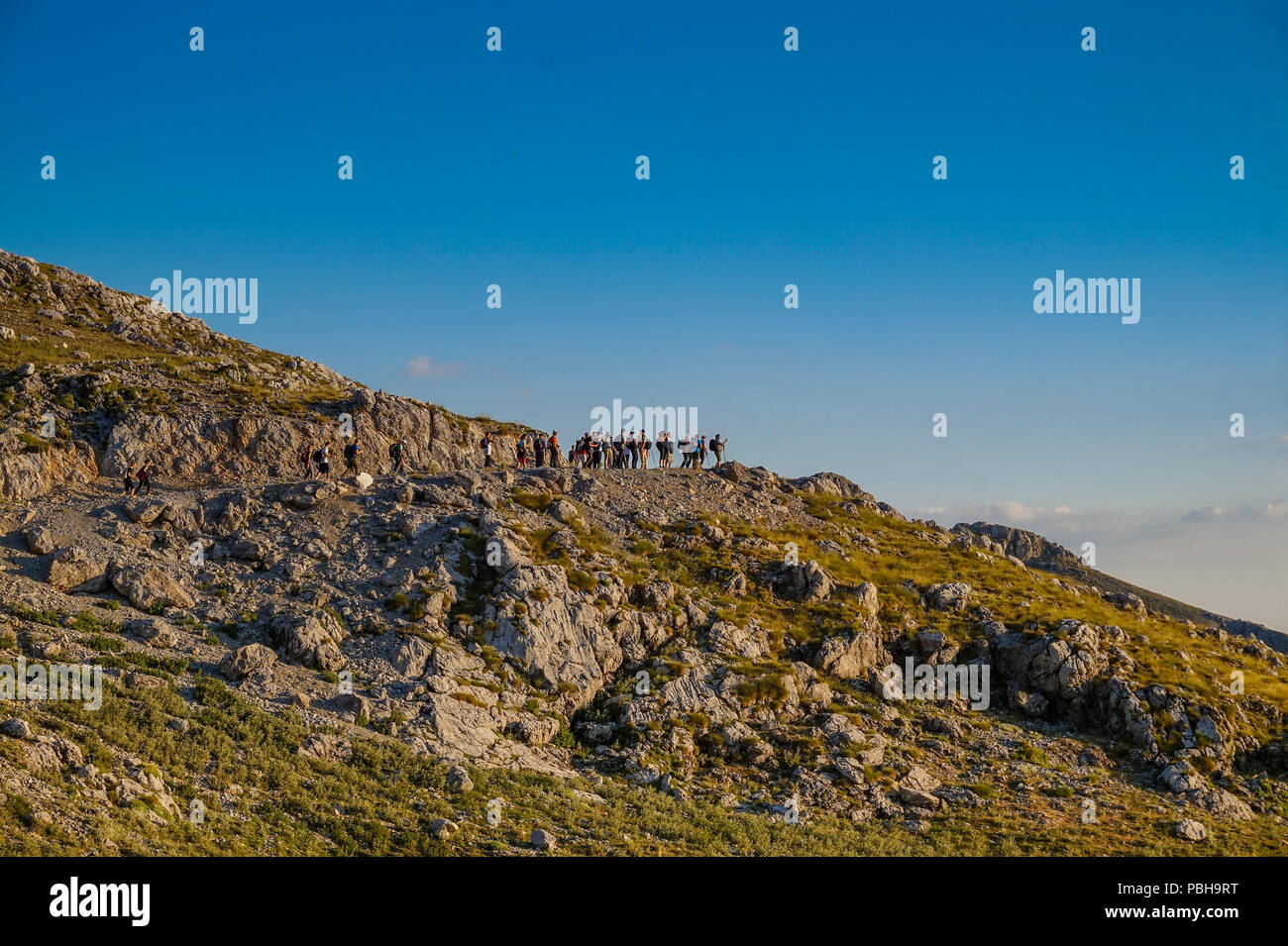 Le chemin vers le célèbre observatoire Mont Helmos. Il est situé sur le mont Helmos (Aroania) dans le nord du Péloponnèse, à une altitude de 2340 m Banque D'Images