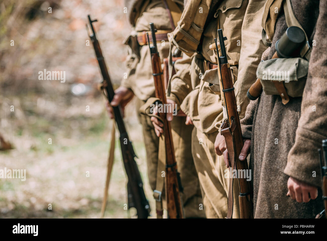 Close Up of de reconstitution historique habillés en soldats d'infanterie soviétique de la Seconde Guerre mondiale Armes FUSILS tient dans les mains. L'article Des soldats russes. Banque D'Images