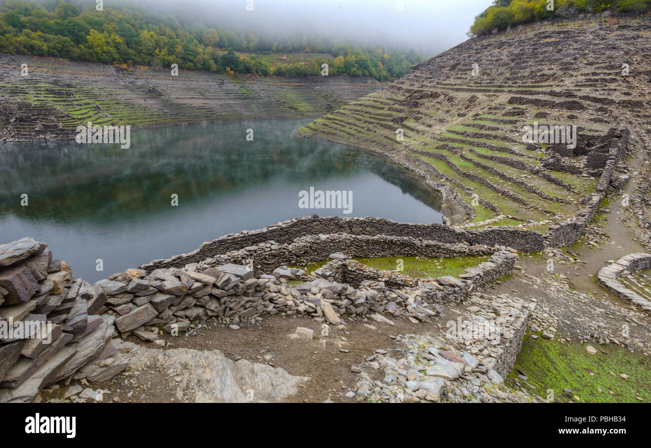 El acceso al itsmo de Castro, Candaz accesible cuando baja el nivel del Miño, en la Ribeira Sacra, Chantada Banque D'Images