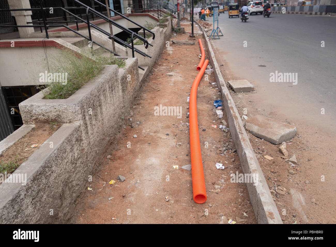 Un trottoir en construction à Hyderabad, Inde Banque D'Images