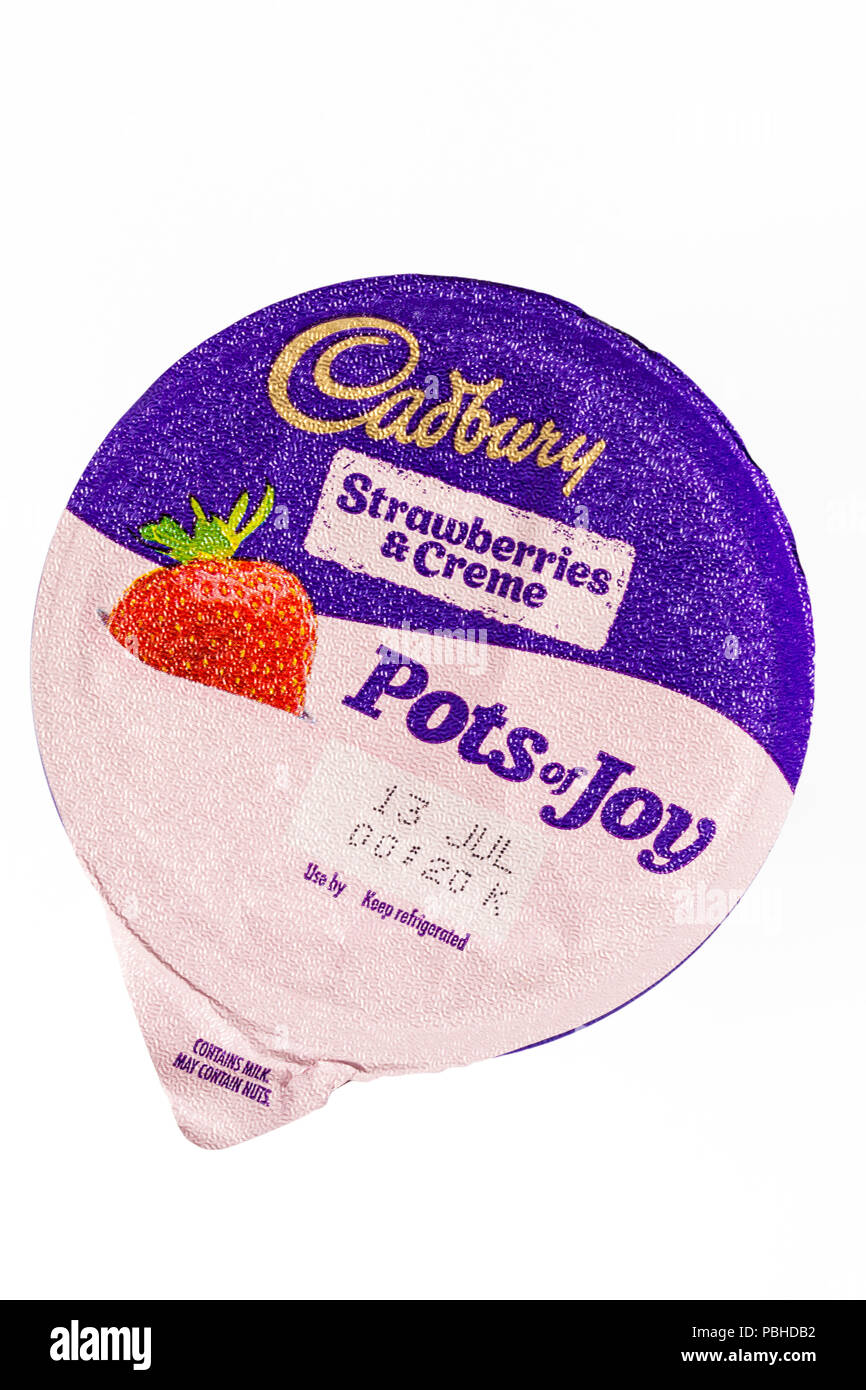 Pot de fraises & Crème Cadbury Pots de joie isolé sur fond blanc Banque D'Images