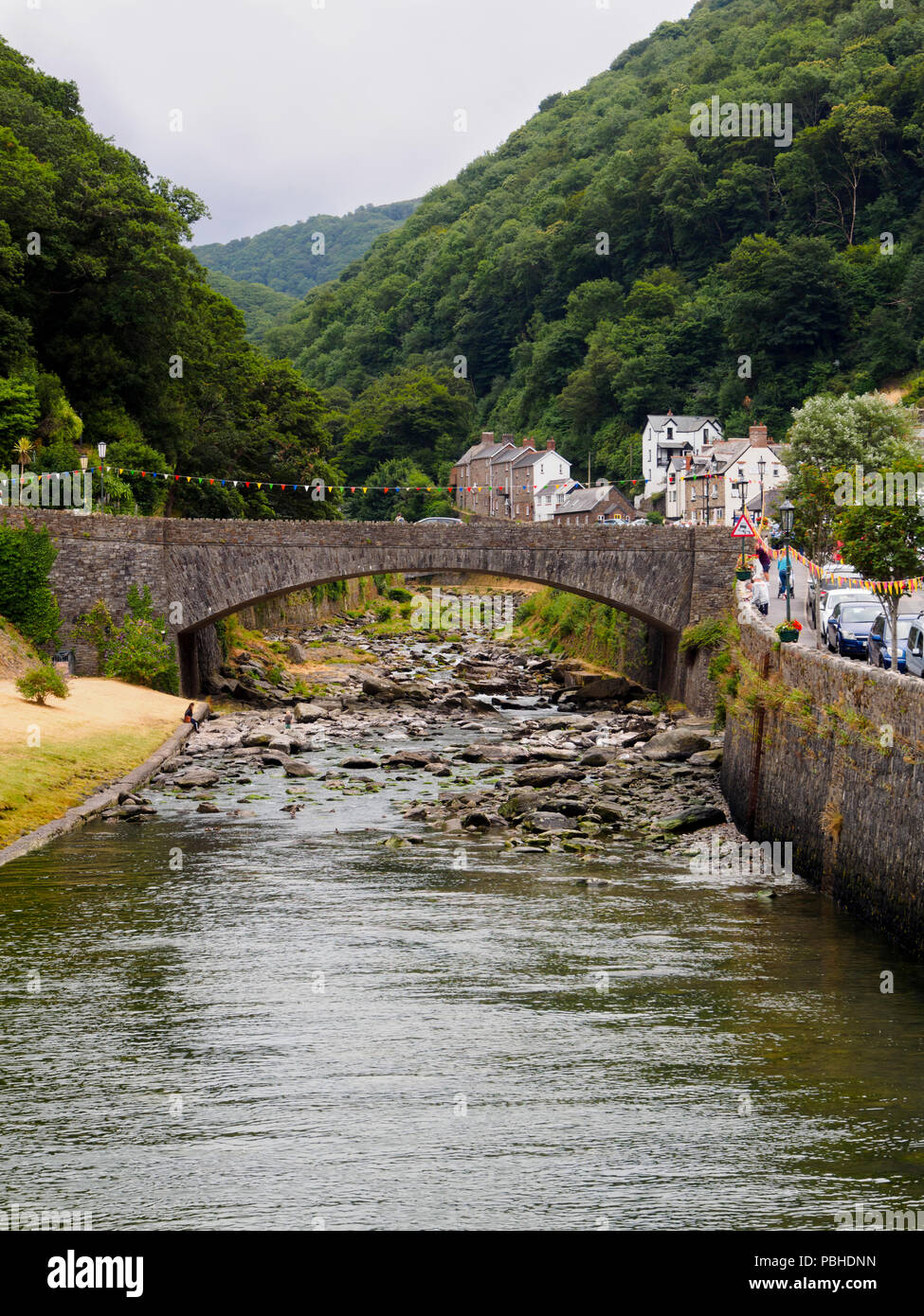 A39 Road bridge arches sur la rivière est parsemé de rochers Lyn à Lynmouth, Devon, UK Banque D'Images