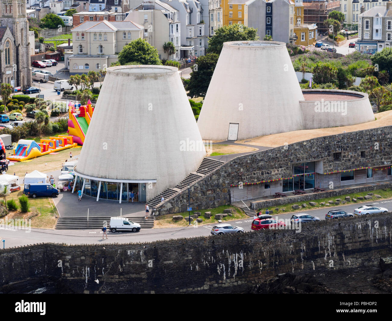 Cônes tronqués de l'historique Théâtre sur la sefront à Ilfracombe, Devon, UK Banque D'Images Cônes tronqués de l'historique Théâtre sur la sefront à Ilfracombe, Devon, UK Banque D'Images
