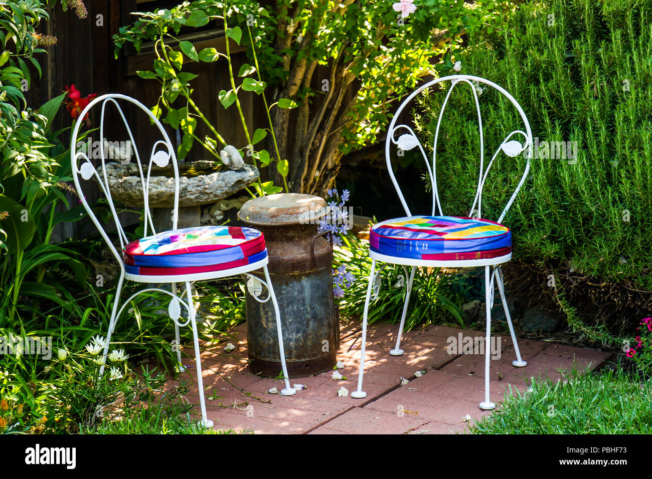 La crème glacée des chaises dans un coin tranquille du jardin Banque D'Images