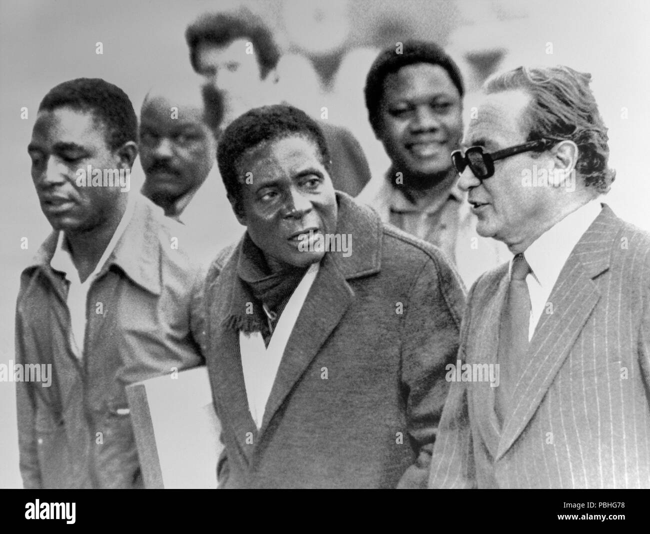 24 octobre 1976. Genève, Suisse. Chef de guérilla Robert Mugabe, Secrétaire général de l'ONU, l'Union africaine du Zimbabwe est accompagné d'un protocole de Genève comme officiel, son parti et d'arriver à Genève pour assister à la conférence sur la Rhodésie. Son groupe a été le premier groupe noir à arriver pour les pourparlers. Banque D'Images